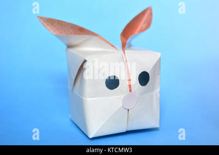 Origami ballon Hase auf blauem Hintergrund Stockfoto