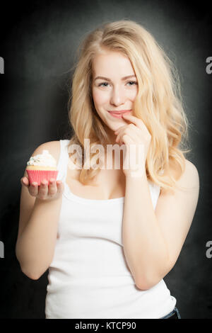 Übergewicht Konzept. Versuchung. Frau mit Kuchen Stockfoto