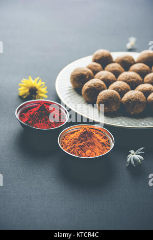 Tilgul oder Til Gul mit Haldi Kumkum für Makar Sankranti Festival Stockfoto