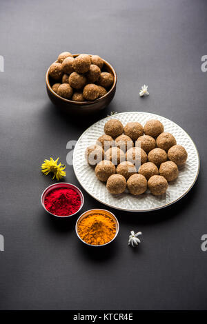 Tilgul oder Til Gul mit Haldi Kumkum für Makar Sankranti Festival Stockfoto