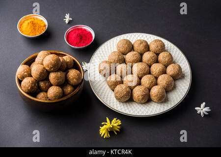 Tilgul oder Til Gul mit Haldi Kumkum für Makar Sankranti Festival Stockfoto