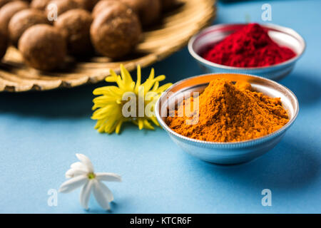 Tilgul oder Til Gul mit Haldi Kumkum für Makar Sankranti Festival Stockfoto