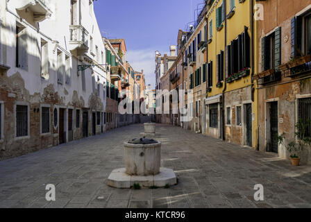 Venedig - 9. März: klassische Venedig Square (Campo) mit typischen Gebäuden, Venedig, Italien, März 9,2017. Stockfoto