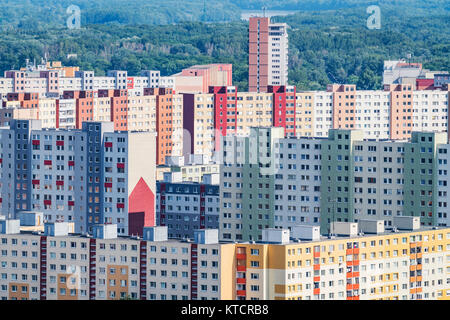 Blick auf die vorgefertigte Gebäude im Stadtteil Petrzalka, einer Entwicklung, in Bratislava, in den Jahren 1973 bis 1985 gebaut, in der Slowakei, Europa Stockfoto