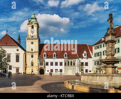 Das alte Rathaus ist eines der ältesten Gebäude der Stadt aus Stein gebaut. Es befindet sich am Hauptplatz in der Altstadt von Bratislava, Slowakei, Stockfoto