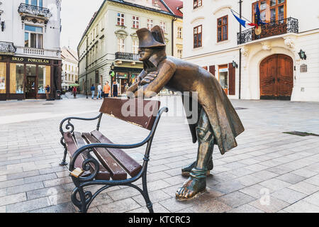 Die Skulptur des napoleonischen Soldaten befindet sich auf dem Hauptplatz in Bratislava, Slowakei, Europa Stockfoto