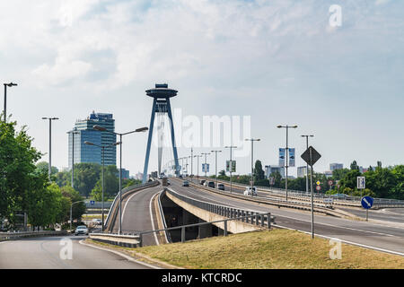 Die Brücke von der Slowakischen Nationalen Aufstandes, SNP-Brücke ist eine Brücke über die Donau. Es wurde zwischen 1967 und 1972 gebaut wurde. Eine besondere Attraktion ist Stockfoto