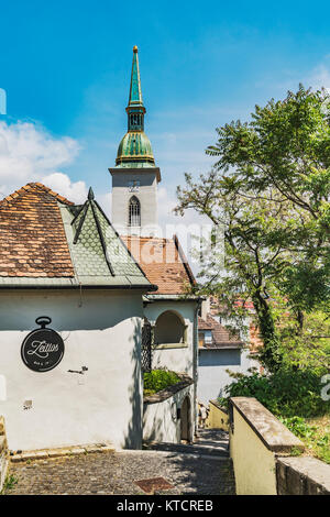 Gehen weg von der Burg Bratislava über das Schloss Treppe (Zamocke schody) nach St. Martins Dom, Bratislava, Slowakei, Europa Stockfoto