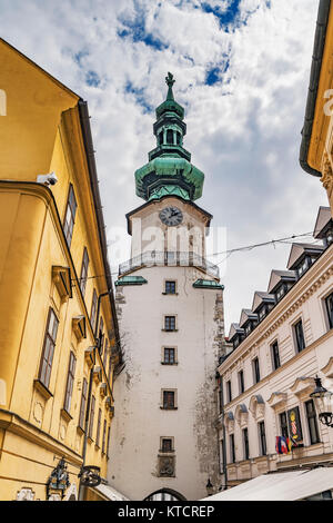 Michaels Tor ist das einzige erhaltene Stadttor der mittelalterlichen Befestigungsanlagen der Stadt, Bratislava, Slowakei, Europa Stockfoto