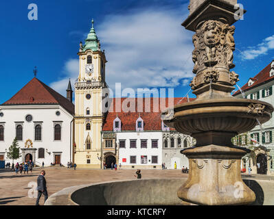 Das alte Rathaus ist eines der ältesten Gebäude der Stadt aus Stein gebaut. Es befindet sich am Hauptplatz in der Altstadt von Bratislava, Slowakei, Stockfoto