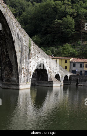 Ponte della Maddalena über den Serchio. Toskana. Brücke des Teufels Stockfoto