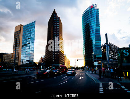 BERLIN, DEUTSCHLAND - 28 AUGUST 2017; Lte sun stikes Gebäude Seite im Straßenbild mit drei neuen Stadtentwicklung ultra-modernen Architektur Hochhaus bu Stockfoto