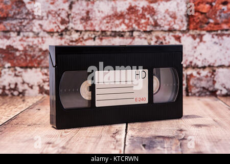 Alte VHS-Kassette auf einem urigen Hintergrund. Stockfoto