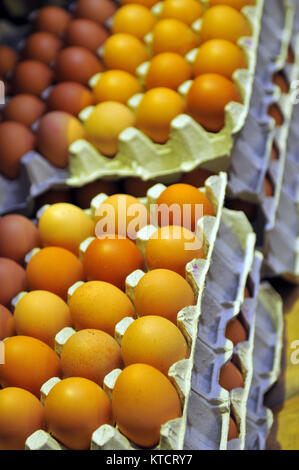 Schalen von Eiern auf einem Markt gestapelt in Kartons zum Verkauf bereit stand. Eier und Verpackungen Brüche zu verhindern. Stockfoto