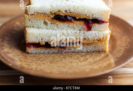 Peanut Butter und Marmelade Sandwich auf Weißbrot, halbiert und gestapelt. Auf kleinen vintage Platte gezeigt Stockfoto