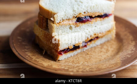 Peanut Butter und Marmelade Sandwich auf Weißbrot, halbiert und gestapelt. Auf kleinen vintage Platte gezeigt Stockfoto