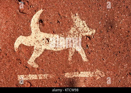 Hund und Pfeil Teil in Sand bedeckt, Calais, Frankreich Stockfoto