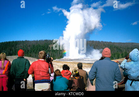 Touristen im Urlaub watch Old Faithful Geyser in Yellowstone National Park, Wyoming, USA kopieren Platz © Myrleen Pearson Stockfoto