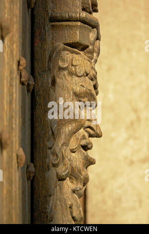 Devil's Gesicht Flachrelief holz skulptur als Dekoration auf eine mittelalterliche befestigte Tür, in der alten Abtei Bijloke in Gent, Belgien, Ansicht von der Seite gefunden Stockfoto