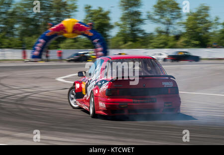 Lemberg, Ukraine - Juni 6, 2015: Unbekannter Fahrer auf der Automarke Ford überwindet die Titel in der Meisterschaft der Ukraine driften in Lemberg. Stockfoto