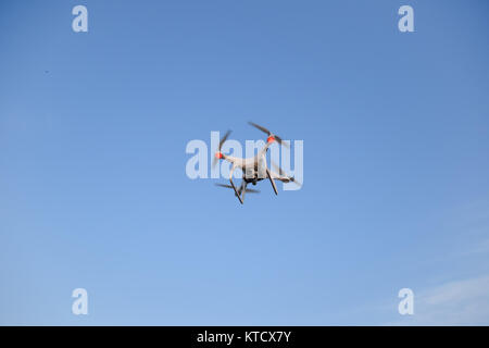 Die Drohne, schweben in den Himmel. Flug-Quadrocopter Stockfoto