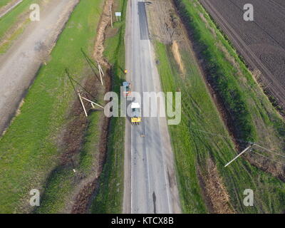 Blick von oben auf die Straße zu reparieren. Technik für die Reparatur von Asphalt. Austausch von Asphalt. Stockfoto