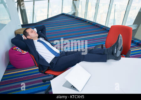Young Business Mann schläft auf dem Schreibtisch Stockfoto