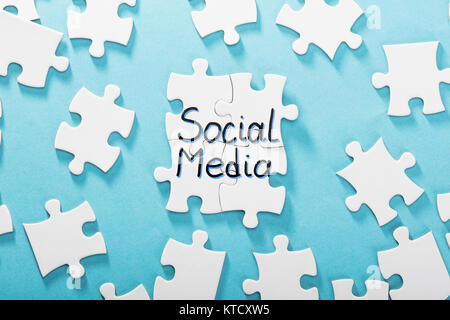 Social Media Wort mit Puzzle Stockfoto