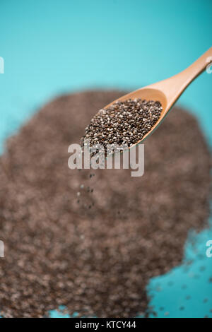 Nahaufnahme der Ealthy Chia-Samen in einem Löffel. Text-Raum. Stockfoto