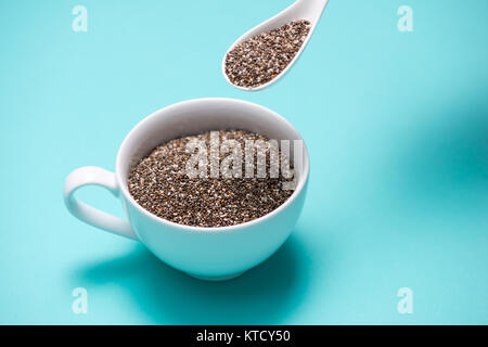 Nahaufnahme der Ealthy Chia-Samen in einem Löffel. Text-Raum. Stockfoto