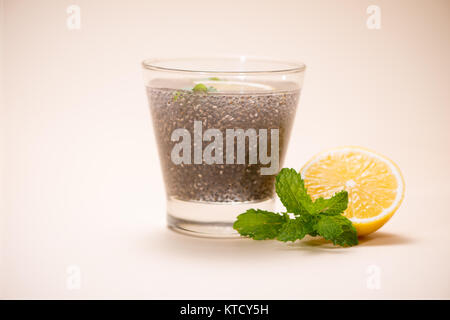 Selektiven Fokus Chia Samen trinken mit Wasser aus transparentem Glas mit Zitronenmelisse. Stockfoto