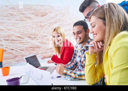 Junge Startup Gruppe Menschen in modernen Büro haben Team Meeting und Brainstorming während der Arbeit am Laptop und trinken Kaffee Stockfoto