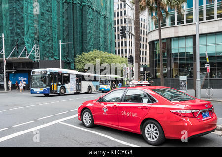 Rote Taxis und öffentliche Busse in die Innenstadt von Sydney, New South Wales, Australien Stockfoto