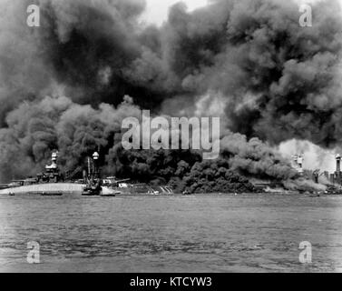 Pearl Harbor Angriff, vom 7. Dezember 1941 - Ansicht von Battleship Row während oder unmittelbar nach der japanischen Raid. USS West Virginia (BB-48) ist an der rechten versenkt neben USS Tennessee (BB-43), mit Öl Feuer Verkleidung sie beide. Die Gekentert USS Missouri (BB-37) ist auf der linken Seite, neben der USS Maryland (BB-46). Besatzungsmitglieder auf dessen Heck sind mit feuerlöschschläuchen, um zu versuchen, das brennende Öl, weg von ihrem Schiff drücken. Stockfoto