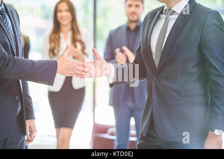 Geschäftsleute Händeschütteln, finishing ein Meeting im Büro Stockfoto
