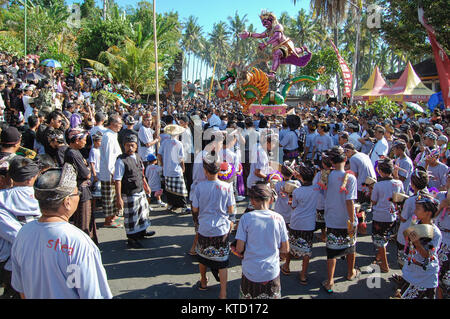 Die ogoh-ogoh Parade in der Stadt Tabanan, Bali. Ogoh-ogoh Parade ist das Symbol des Bösen und feierte einen Tag vor dem Nyepi (Schweigen). Stockfoto