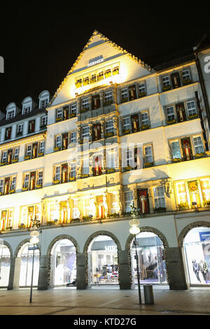 München, Deutschland - Dezember 11, 2017: Ein Blick auf die eingerichtete beleuchtete Fassade des Hirmer Kaufhaus in der Nacht in München, Deutschland. Stockfoto