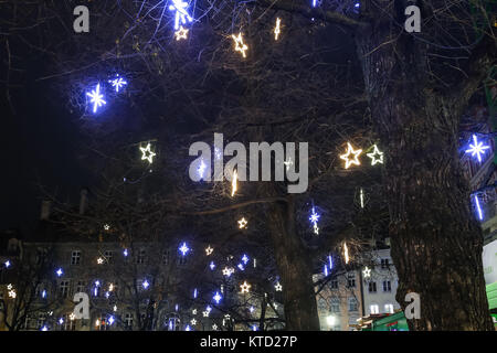 München, Deutschland - Dezember 11, 2017: Beleuchtete verzierte Bäume auf der Straße in der Nacht im Zentrum von München. Stockfoto