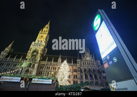 München, Deutschland - Dezember 11, 2017: Ein Blick auf die Eisenbahn Schild mit dem eingerichteten beleuchteten Weihnachtsbaum und das Neue Rathaus am Marienplatz ein Stockfoto