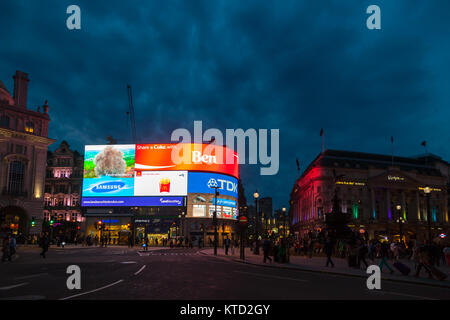 LONDON, UK, 17. JUNI 2013: beleuchtete große LED-Werbung Anzeige am Piccadilly Circus, London's West End, Westminster Stockfoto