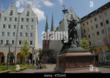 Berlin, Deutschland - 1. Mai 2017: Blick auf das Nikolaiviertel und Nicholas' Church von der St George Statue Stockfoto