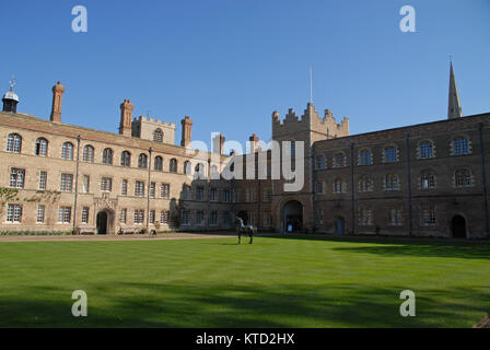 Cambridge, Großbritannien - 18 April 2015 Bronze Pferd im ersten Court am Jesus College Stockfoto