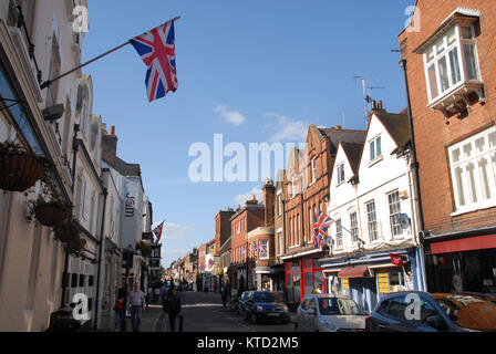 Eton, Großbritannien - 16 Mai 2015: High Street und britischen Flaggen Stockfoto