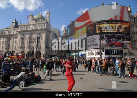 London, Großbritannien - 11 April 2015: Tänzer am Piccadilly Circus. Stockfoto