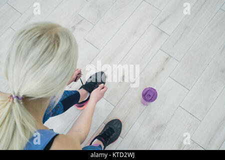 Attraktive fit Frauen in der Turnhalle der Vorbereitung für Training Stockfoto