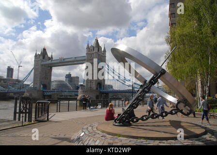 London, Großbritannien - 25 April 2015: Sonnenuhr und Tower Bridge Stockfoto