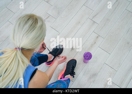 Attraktive fit Frauen in der Turnhalle der Vorbereitung für Training Stockfoto