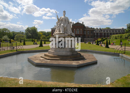 London, Großbritannien - 6. Juni 2015: Queen Victoria Statue am Kensington Palace Stockfoto
