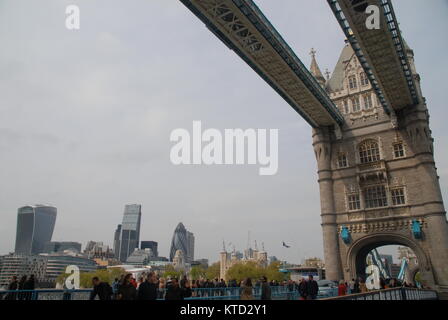 London, Großbritannien - 2. Mai 2015: Tower Bridge und moderne Wolkenkratzer Stockfoto