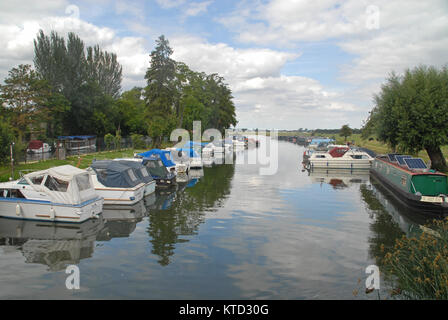 Oxford, Großbritannien - 16 August, 2015: Boote auf dem Fluss Themse in Port Wiese Stockfoto